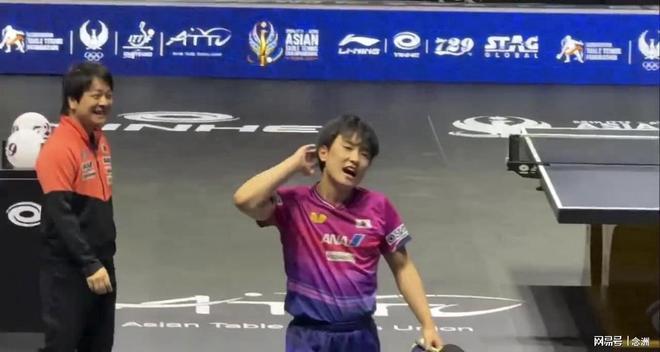张本智和夺冠后频繁挑衅:拍打胸前日本国旗 手指身披中国国旗的球迷
