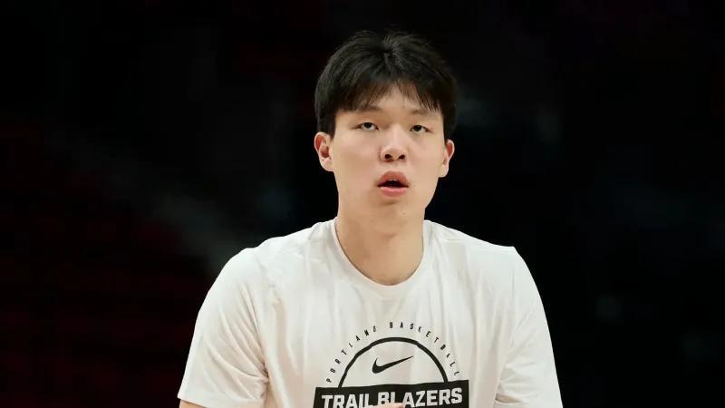 杨瀚森锁第三中锋!末节打满展策应+篮板能力,体能下滑致2机会球丢失